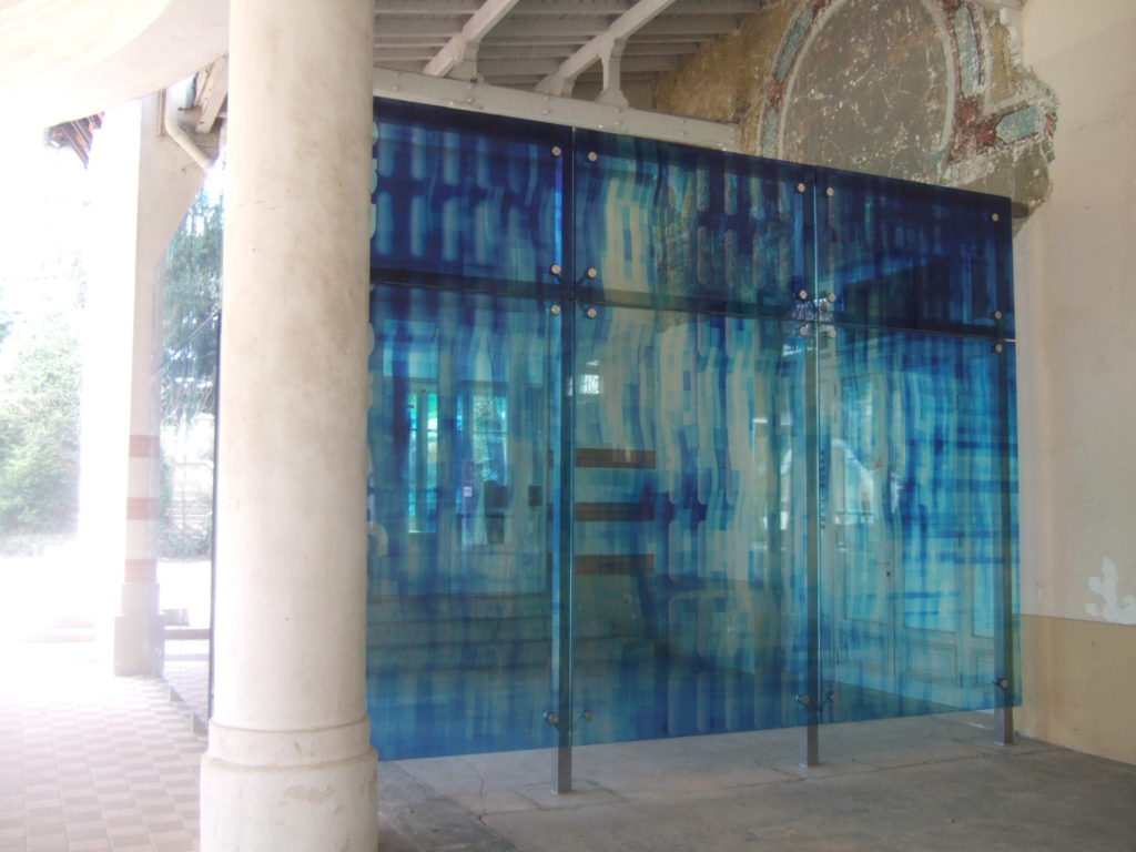 Decorative glass frontage