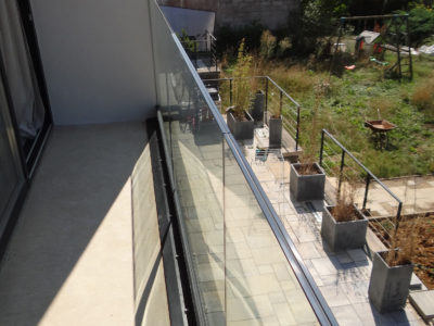 glass railing on onlevel profile